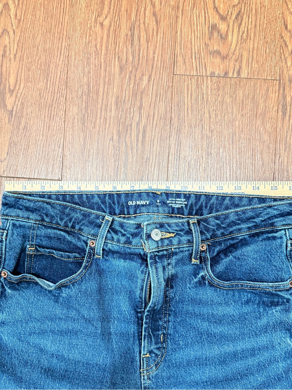 Old Navy Women's Straight-Leg Jeans in Medium Blue Wash - Picture 6 of 9